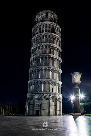 Leaning tower of Pisa by Night