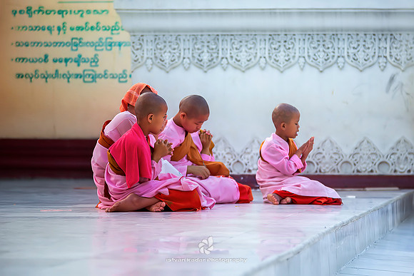 Praying Thilashin Girls, Myanmar