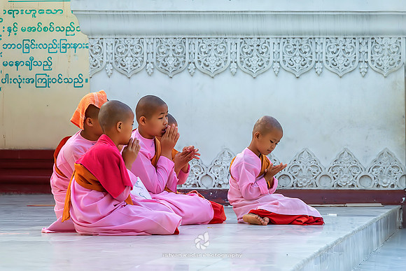 Praying Thilashin Girls, Myanmar