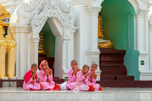 Praying Thilashin Girls, Myanmar